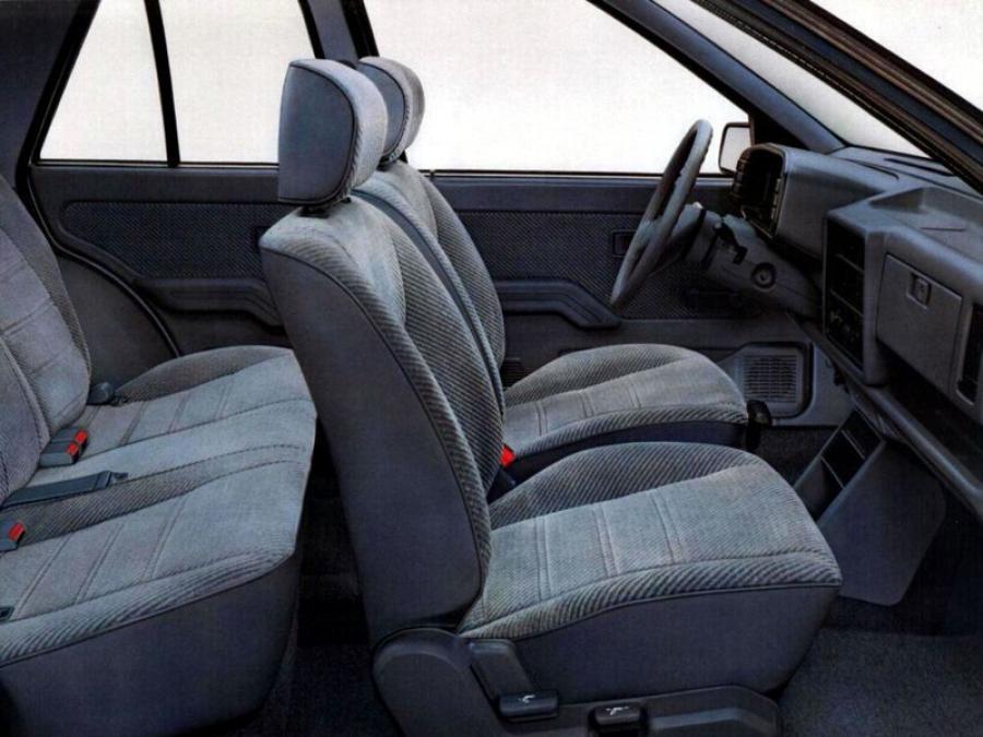  Hyundai Excel 5-Door 1985 года  (фото 2 из 2)